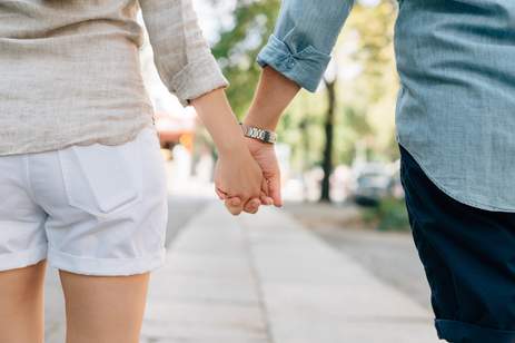 Ein junges Paar hält wieder glücklich Händchen nachdem Sie eine Eheberatung in Darmstadt besucht haben